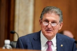 Ketua Komite Senat untuk Energi dan Sumber Daya Alam Joe Manchin berbicara dalam dengar pendapat tentang permintaan anggaran untuk Departemen Dalam Negeri untuk 2022 di Capitol Hill di Washington, AS, 27 Juli 2021. (Foto: Reuters)