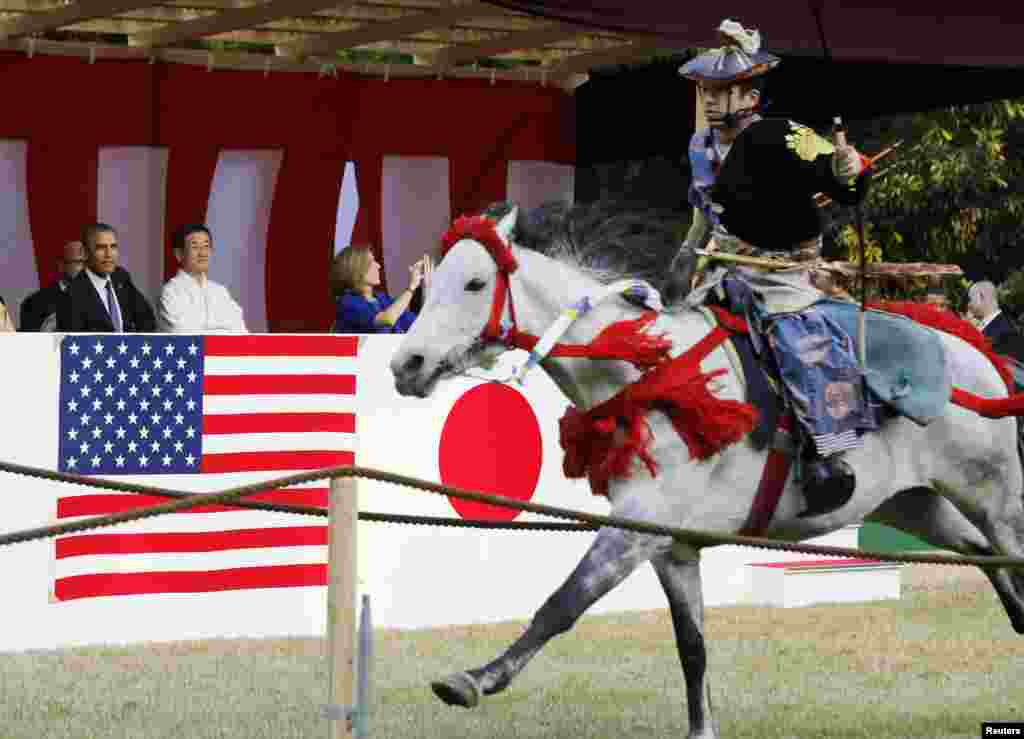일본을 국빈방문 중인 바락 오바마 미국 대통령(왼쪽)이 24일 메이지 신궁에서 말에 탄 궁수의 시범을 관람하고 있다.