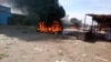 Un feu est allumé dans la rue lors de manifestations contre la hausse des prix à Atbara, dans l'État du Nil au nord-est du Soudan, le 20 décembre 2018. 
