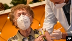 Seorang perempuan lansia menerima suntikan vaksin COVID-19 di Cologne, Jerman (foto: ilustrasi). 