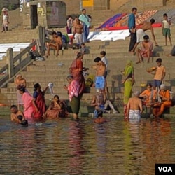 Warga India mandi di Sungai Gangga.