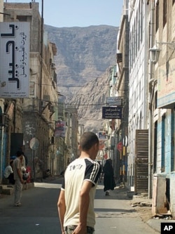 De nombreuses personnes à Aden, dans le Sud du Yémen, disent que le gouvernement néglige la région