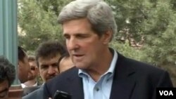Senator AS John Kerry memberikan pernyataan kepada media di Kabul, Afghanistan (15/5).