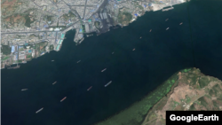 지난해 11월 남포항 인근을 찍은 위성사진. 컨테이너와 석탄 등을 실은 선박 여러 대가 항해를 하고 있다. 구글어스.