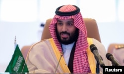 Putera Mahkota Saudi Mohammed bin Salman pada saat berbicara pada pertemuan menteri pertahanan membahas kontra terorisme di Riyadh, 26 November 2017. (Saudi Royal Court/via Reuters)