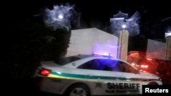 Полицейская машина у въезда в поместье Мар-а-Лаго в Палм-Бич, штат Флорида