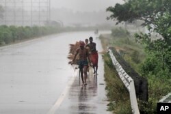 Villagers move to safer places amid gusty winds ahead of the landfall of cyclone Fani on the outskirts of Puri, in the Indian state of Odisha, May 3, 2019.
