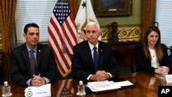 La reunión del vicepresidente Mike Pence con familiares de empleados de Citgo presos en Venezuela llega en momentos en que EE.UU., continúa respaldando al presidente encargado de Venezuela, Juan Guaidó, mientras cierra el cerco al presidente en disputa Nicolás Maduro.