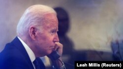 Perezida wa Amerika Joe Biden aganira n'abandi bategetsi ku ntambara yo muri Ukraine