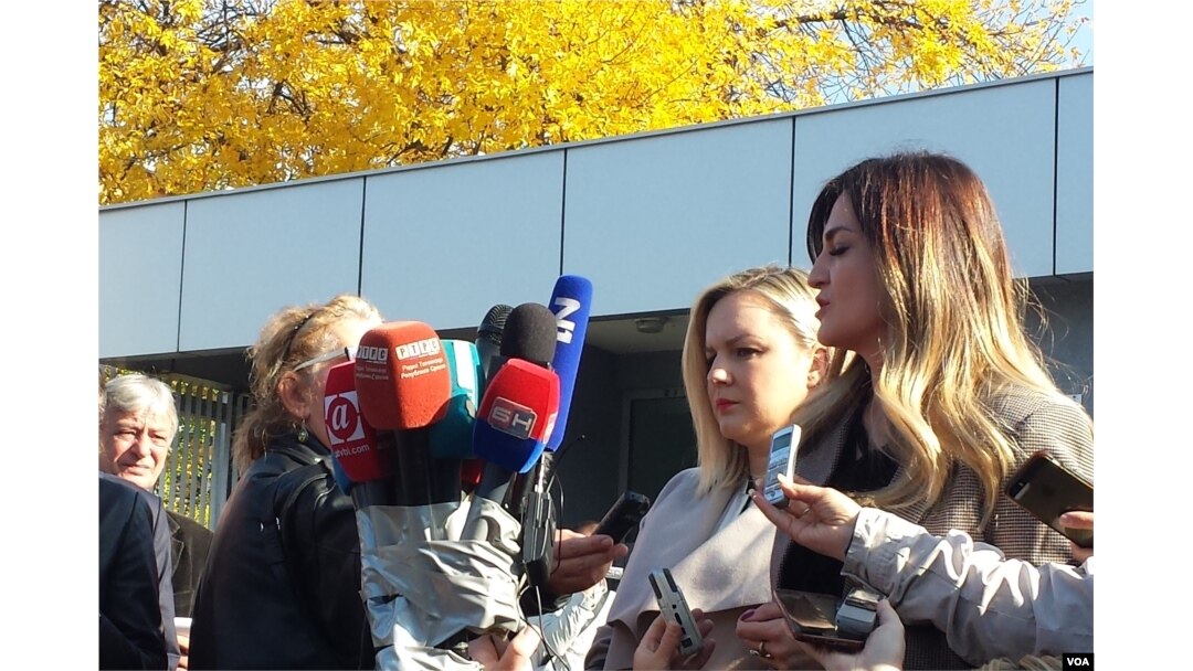 Sabina Mehić, braniteljica Sabahudina Muhića (lijevo), i Lejla Čović, braniteljica Nsera Orića (desno)