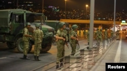 Militares turcos bloquean puente sobre el Bósforo.