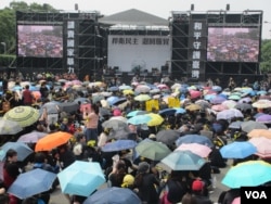 反对两岸服贸协议的学生和民众在总统府前集结(美国之音张永泰 拍摄)