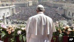 La Pascua "no es una fiesta con muchas flores", prosiguió el pontífice argentino señalando a los jacintos, tulipanes y narcisos, además de ramos de rosas, que decoraban las escaleras que llevan a la basílica.