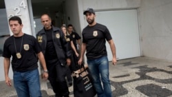 Polícia Federal brasileira vasculha casa de ex-ministro do Governo Lula da Silva - 1:49