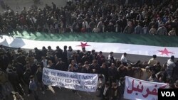 Para demonstran anti-pemerintah menuntut mundurnya Presiden Suriah Bashar al-Assad di Kafranbel pasca shalat Jumat (30/12).