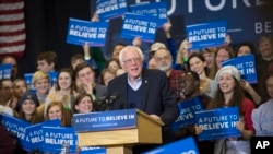  Seneta Bernie Sanders,mgombea uteule kwa tiketi ya demokratic akihutubia chuo cha Great Bay , Jumapili Feb. 7, 2016, Portsmouth, N.H. 