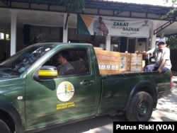 Petugas BKSDA Jawa Timur memberangkatkan ratusan burung berkicau hasil tangkapan perdagangan ilegal, untuk dilepasliarkan. (Foto: VOA/Petrus)