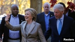 La exsecretaria de Estado Hillary Clinton y el expresidente Bill Clinton.