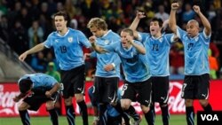 Para pemain Uruguay merayakan kemenangan setelah drama adu tendangan penalti melawan tim bintang Hitam, Ghana.