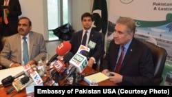 پاکستانی وزیر خارجہ شاہ محمود قریشی واشنگٹن میں پاکستانی میڈیا سے بات کر رہے ہیں۔