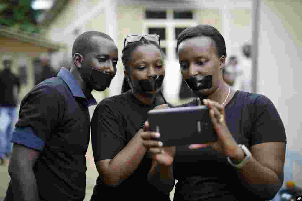 Wartawan dengan selotip di mulut mereka berkumpul untuk memperingati Hari Kebebasan Pers Dunia, di Bujumbura, Burundi.