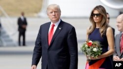 Presiden Amerika Serikat Donald Trump,bersama ibu negara Melania Trump di Hamburg, Jerman, 6 Juli 2017. (AP Photo/Michael Sohn)