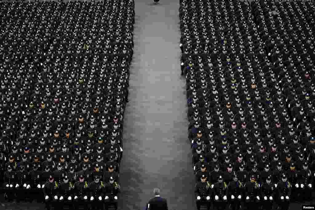 New York's Mayor Bill de Blasio speaks to police officers during a graduation ceremony at Madison Square Garden in the Manhattan borough of New York, Dec. 29, 2015.