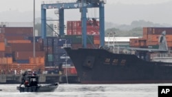 Las armas, escondidas en contenedores de azúcar morena, fueron detectadas luego de que las autoridades panameñas detuvieron el barco, sospechando que transportaba drogas.