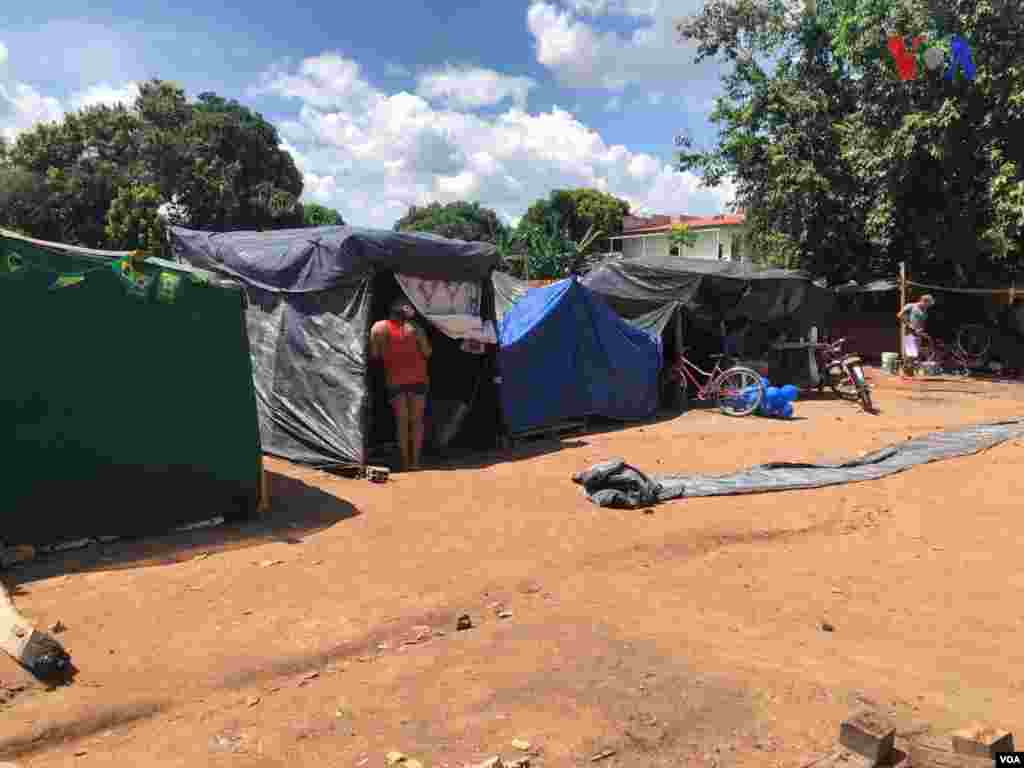 El conjunto de carpas que forman el refugio improvisado creado por venezolanos en el vecindario Jardim Floresta, fronterizo de Brasil. Foto: Celia Mendoza - VOA