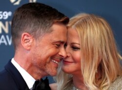 Aktor Rob Lowe dan istrinya Sheryl Berkoff tiba di upacara penutupan Festival Televisi Monte-Carlo ke-59 di Monaco, 18 Juni 2019. (Foto: REUTERS/Eric Gaillard)