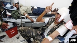 Các chiến binh phe nổi dậy bị thương đang được điều trị tại một bệnh viện ở Ajdabiyah, 30/3/2011