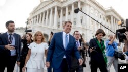 El senador republicano Jeff Flake considerado uno de los más jóvenes en el Senado anunció que no aspirará a la reelección en 2018. Flake acompañado de su esposa abandona el Capitolio después del anuncio.
