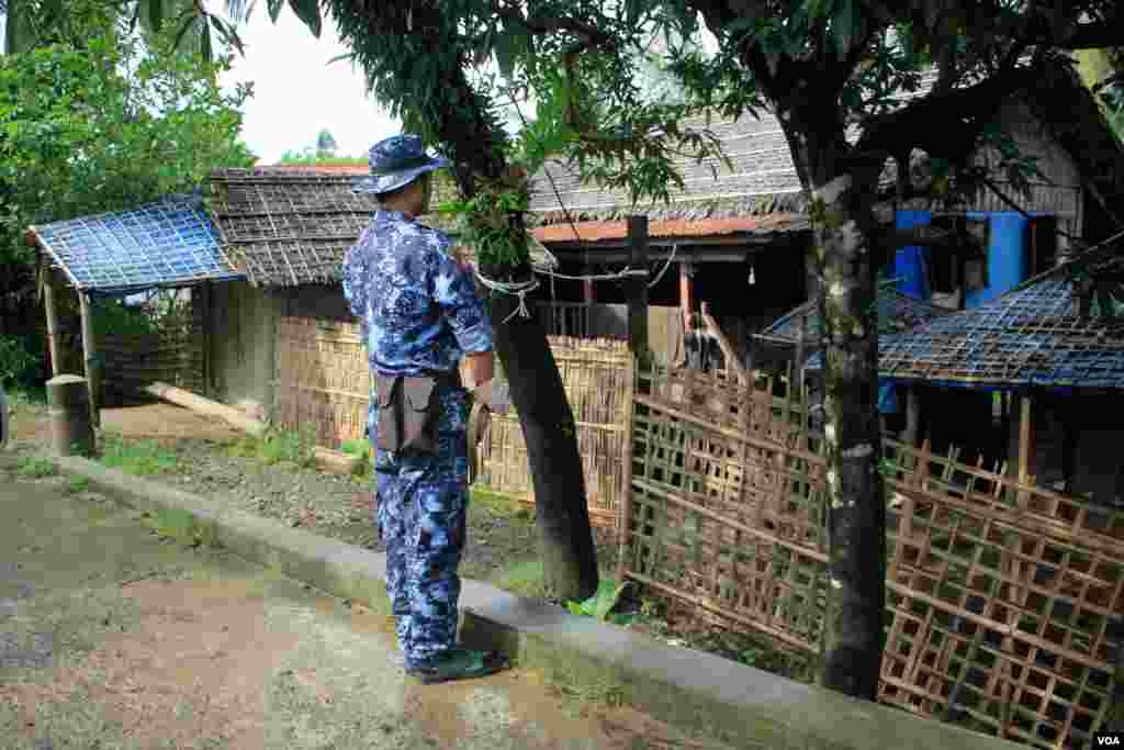 မောင်တောမြို့နယ်တွင် တာဝန်ထမ်းဆောင်နေသော ရဲတပ်ဖွဲ့ဝင်များ (ဓာတ်ပုံ-ထက်အောင်ခန့်)