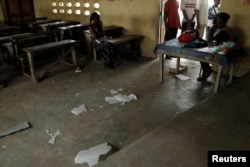 Un urne vandalisée après des violences à Yopougon, à Abidjan, Côte d'Ivoire, le 30 octobre 2016.