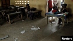 Une urne vandalisée après des violences à Yopougon, à Abidjan, Côte d'Ivoire, le 30 octobre 2016.