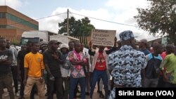 Des jeunes manifestants, partisans de Jacques Mangoua, réclamant sa libération devant le palais de justice, à Bouaké, le 30 septembre 2019. (VOA/Siriki Barro)