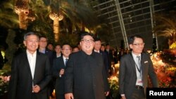 Lãnh tụ Trều Tiên Kim Jong Un cùng với Ngoại trưởng Singapore Vivian Balakrishnan (trái) đi thăm một khu phố Singapore ngày 11/6/2018.