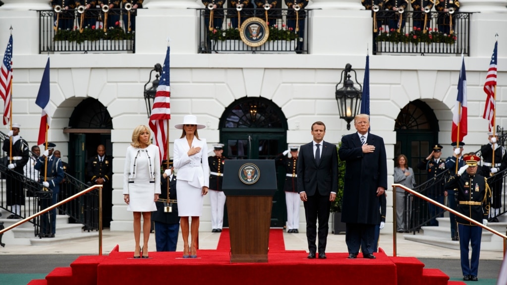 El presidente Donald Trump junto a su esposa Melania recibe con todos los honores a su homÃ³logo francÃ©s Emmanuel Macron en la Casa Blanca, el martes 24 de abril.