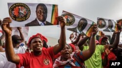 Des partisans de l'opposition rendant hommage au défunt Morgan Tsvangirai à l'aéroport d'Harare, Zimbabwe, 17 février 2018.