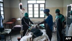 Le personnel médical de l'hôpital d'Oicha soigne un homme gravement blessé à la tête après une attaque perpétrée par des assaillants inconnus dans son village voisin, à Oicha, le 29 janvier 2020.