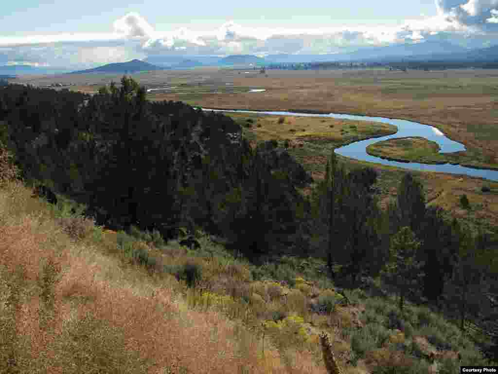 Projekcije klimatskih promjena na području bazena rijeke Sprague, u Oregonu, indiciraju stalni porast temperatura tokom 21. stoljeća, &scaron;to će rezultirati smanjenjem snježnih padavina, promjenama u topljenju snijega, promjenama u vodotokovima, te smanjenju količine vlage u tlu. (USGS)