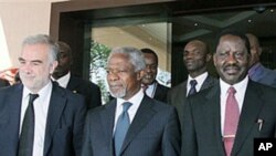 Kofi Annan (C), Raila Odinga (R) na mwendesha mashtaka wa zamani wa ICC Moreno Ocampo (L)
