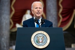 Presiden Joe Biden berpidato dari Statuary Hall di Gedung Kongres AS, Kamis (6/1).