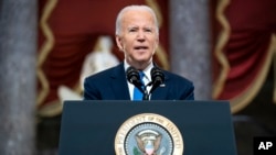 លោកប្រធានាធិបតី Joe Biden ថ្លែងពី Statuary Hall នៅវិមានសភាសហរដ្ឋអាមេរិក ដើម្បីប្រារព្ធខួបមួយឆ្នាំនៃកុបកម្មថ្ងៃទី៦ ខែមករា កាលពីថ្ងៃព្រហស្បតិ៍ ទី៦ ខែមករា ឆ្នាំ២០២២ នៅទីក្រុងវ៉ាស៊ីនតោន។ (AP)