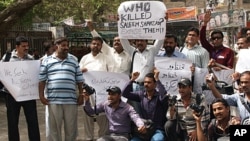 Pakistani journalists protest the killing of journalist Saleem Shahzad, Hyderabad, Pakistan, June 1, 2011.