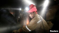 Des travailleurs dans la mine de Masimthembe Sibanye Gold à Westonaria, en Afrique du Sud, le 3 avril 2017.