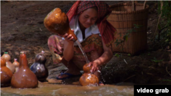 រូបភាពដកស្រង់ចេញពីវីដេអូឯកសាររបស់អង្គកាសង្រ្គោះសត្វព្រៃ «កុលសម័្ពន្ធយើង បេតិភ័ណ្ឌយើង» បង្ហាញពីជនជាតិដើមភាគតិចកំពុងដងទឹកដោយប្រើឃ្លោក។