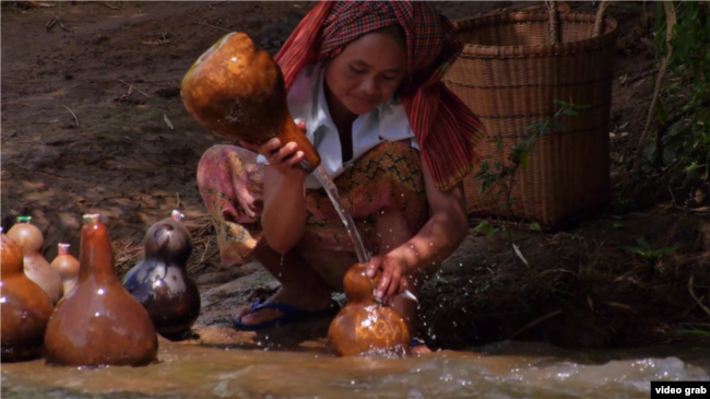 រូបភាពដកស្រង់ចេញពីវីដេអូឯកសាររបស់អង្គកាសង្រ្គោះសត្វព្រៃ «កុលសម័្ពន្ធយើង បេតិភ័ណ្ឌយើង» បង្ហាញពីជនជាតិដើមភាគតិចកំពុងដងទឹកដោយប្រើឃ្លោក។