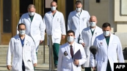 Лечащий врач президента Шон Конли в окружении других медиков в Военно-медицинском центре имени Уолтера Рида. 5 октября 2020г. 