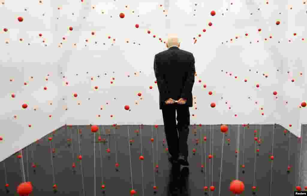 Seorang pengunjung melihat karya seni berjudul &quot;Mitten&quot; karya seniman Katharina Hinsberg dalam pameran seni di kota Cologne, Jerman. 